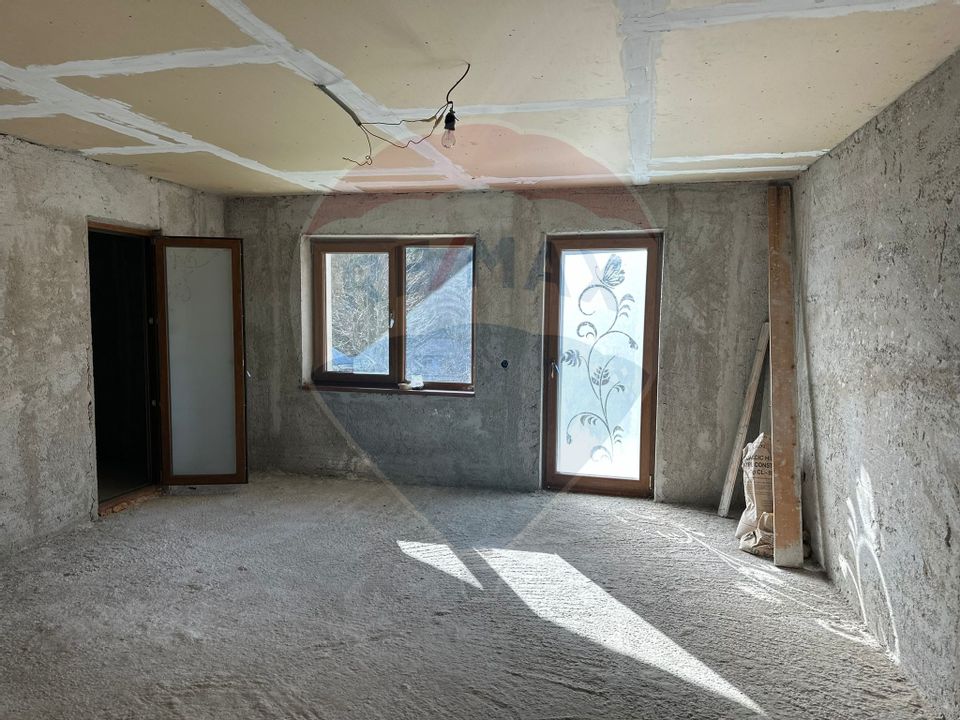 Casă / Vilă la gri in Pangarati Neamt