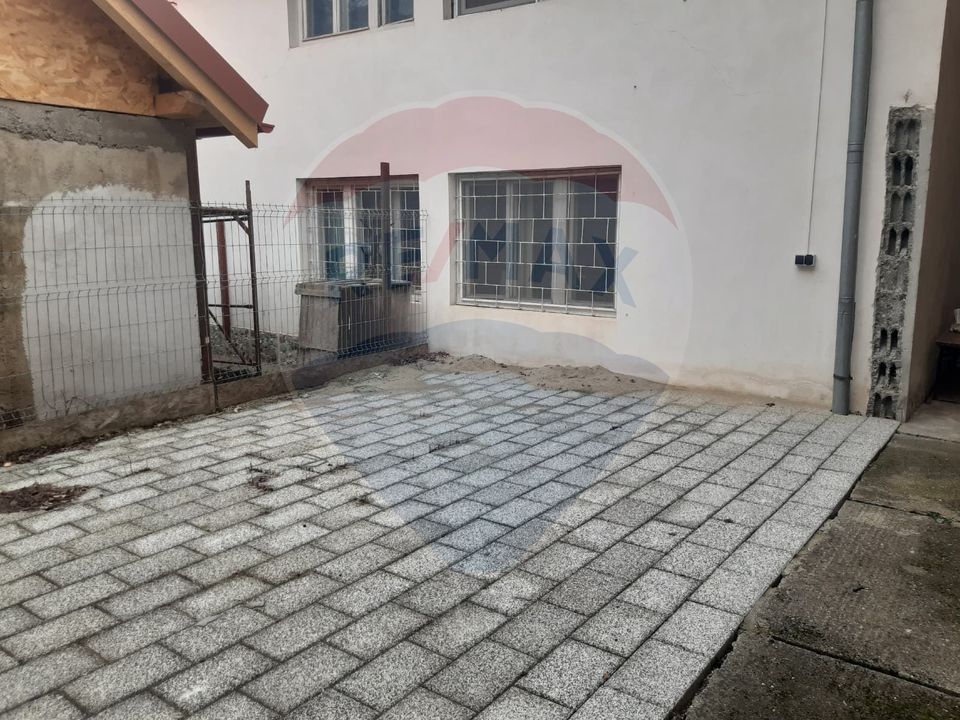 Casa cu spatiu comercial la parter