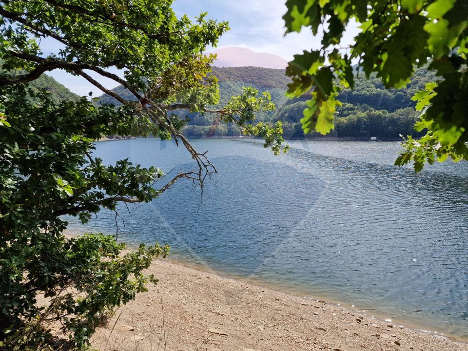 Teren intravilan cu deschidere la lacul Tarnița