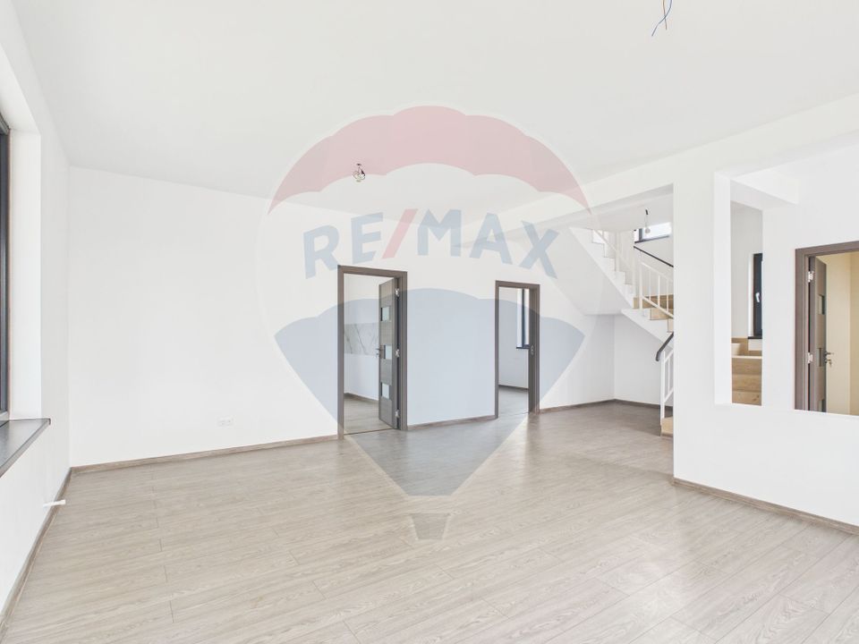 Modern 5 bedroom villa GF+1 for sale in Crevedia