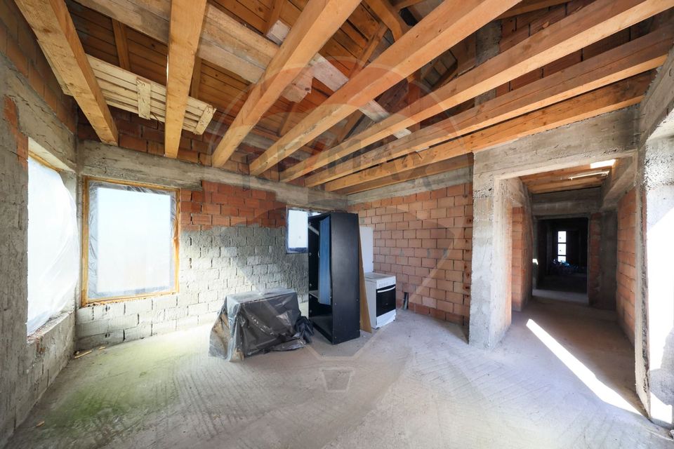 Duplex  la roșu cu 2 apartamente - 6 camere, terase generoase și curte