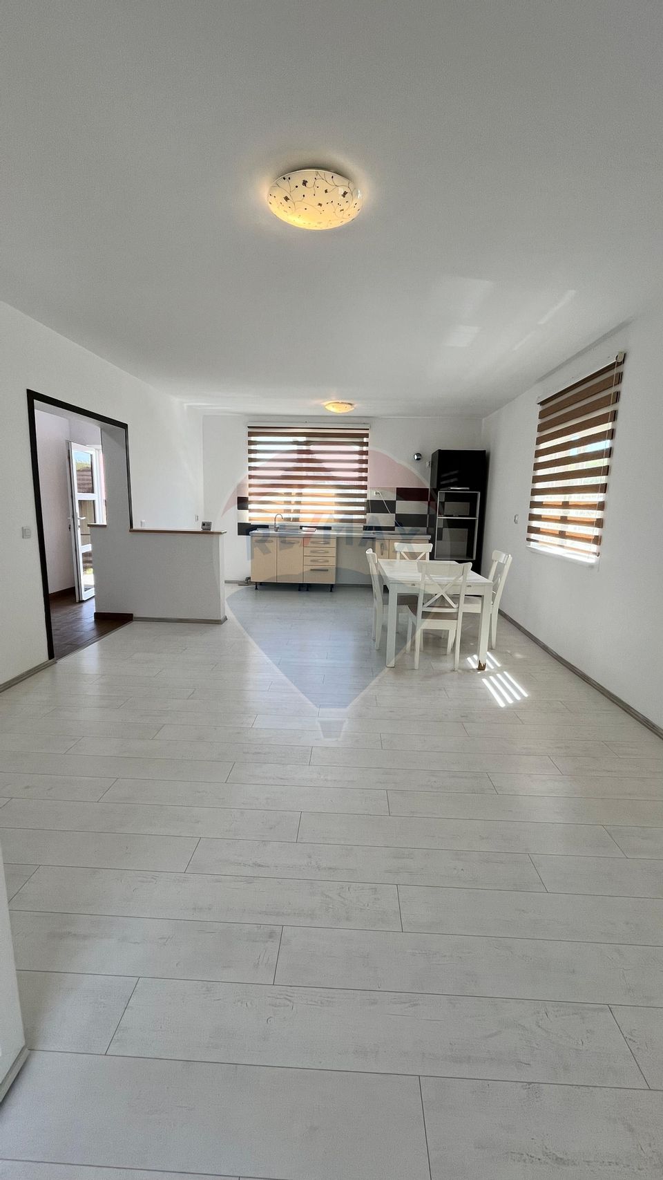 Casă cu vedere spre lac și pădure -deasupra  Barajului Ighis