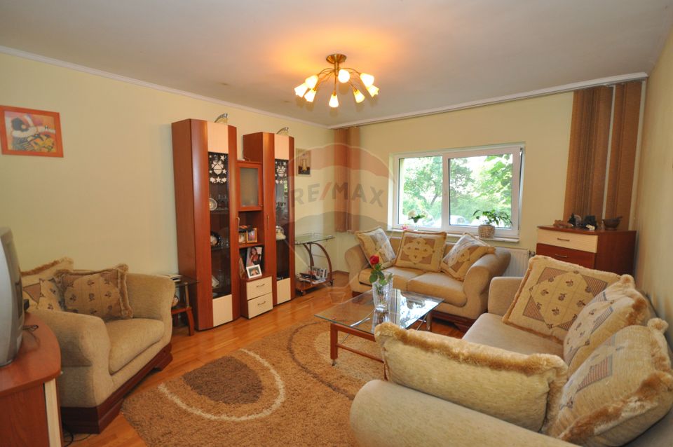 OFERTA REZERVATA Vanzare apartament cu 4  camere, pretabil. spatiu comercial.