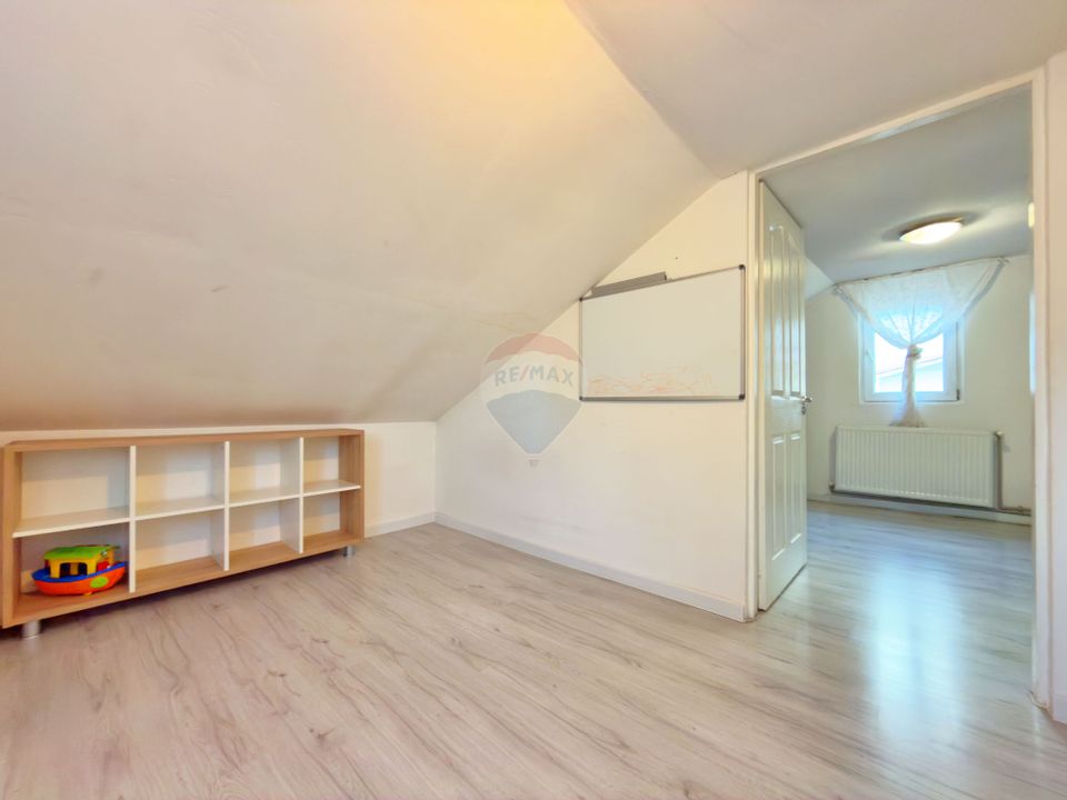 Casă cu 5 camere de vânzare în zona 3 Insule, Arad