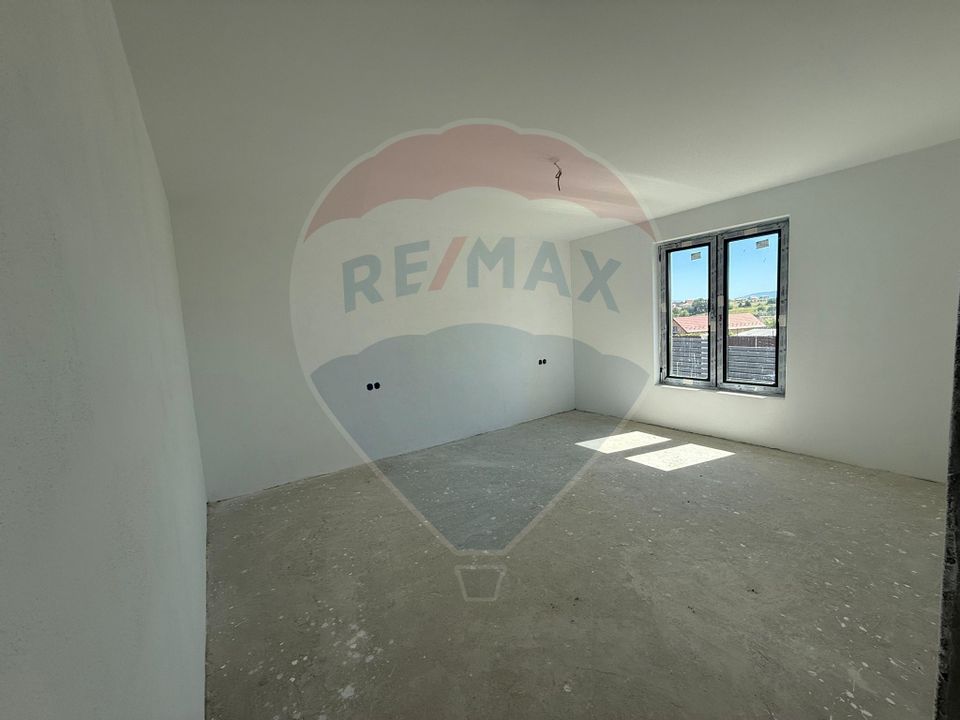 CASA INDIVIDUALA DE VANZARE IN SURA MICA