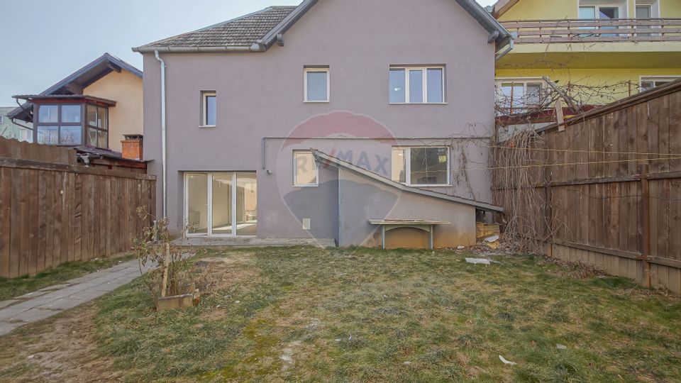 Versatile property in Brasov – Ideal for home or business!