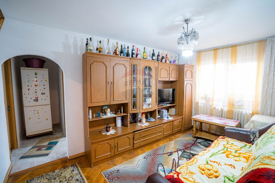 Apartament cu 3 camere de vânzare, zona Nordic