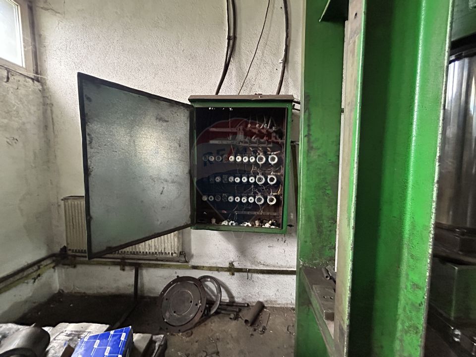 Spațiu industrial de 560mp / platforma betonata 2900mp 100m front