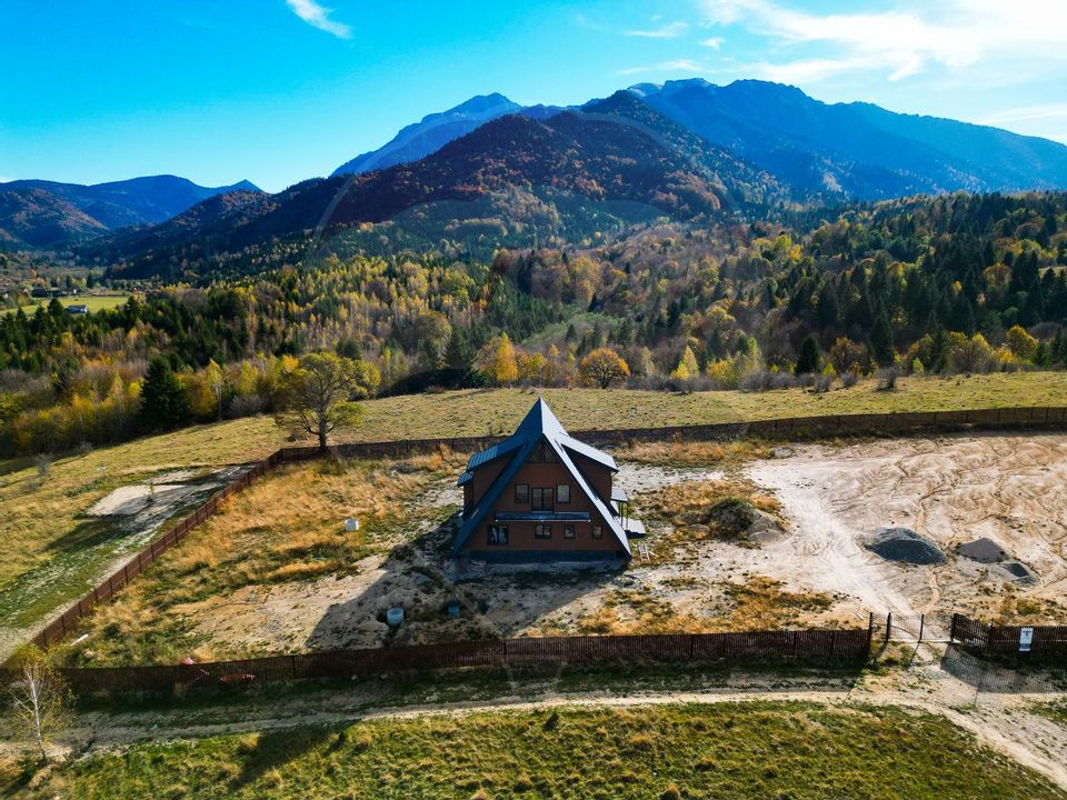 Vilă tip A-Frame, pe un platou montan, vedere panoramica catre Bucegi