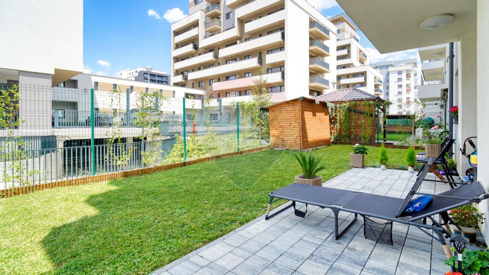 Apartament cu 2 camere, de vânzare, cu grădină și parcare în Noua