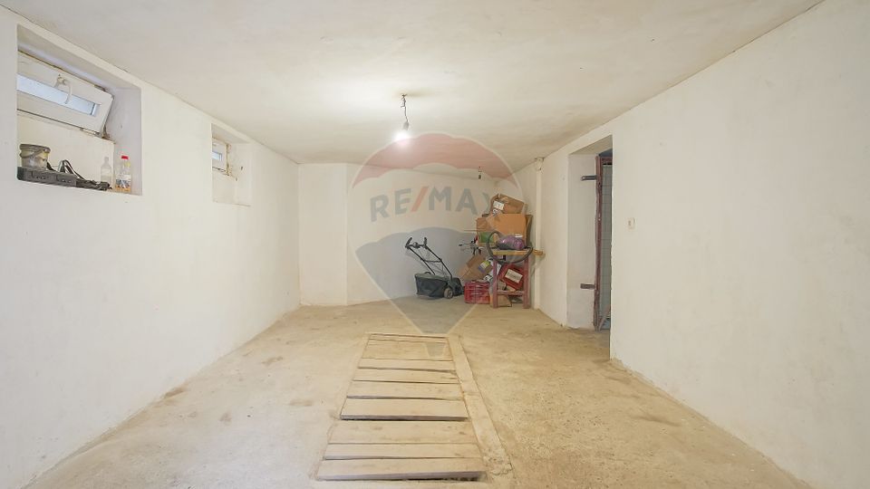 Vilă cu Teren Generos - Tractorul, Potrivită pentru Locuit sau Afacere