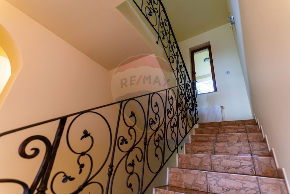 Vila /Pensiune 6 camere in Cristur, jud Hunedoara