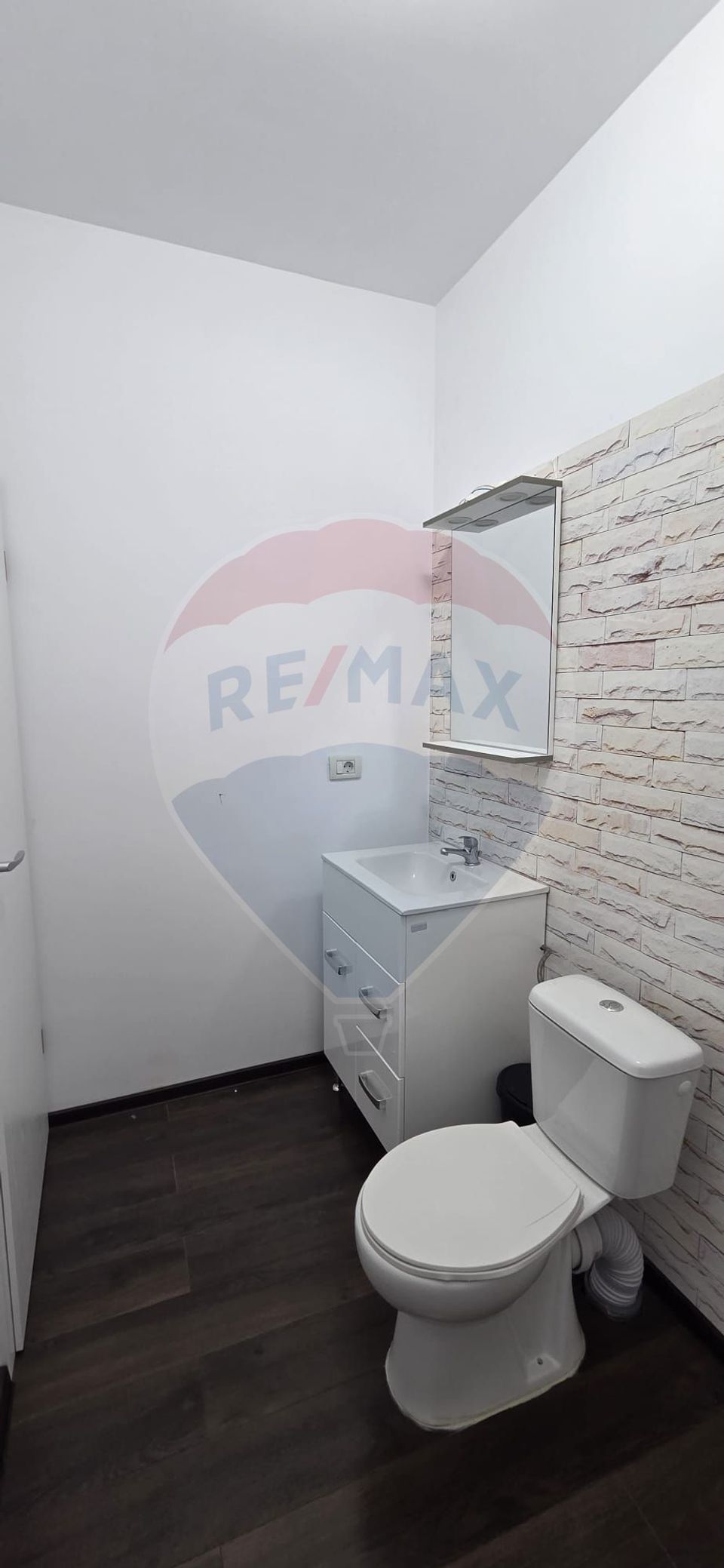 Apartament cu 3 camere de închiriat