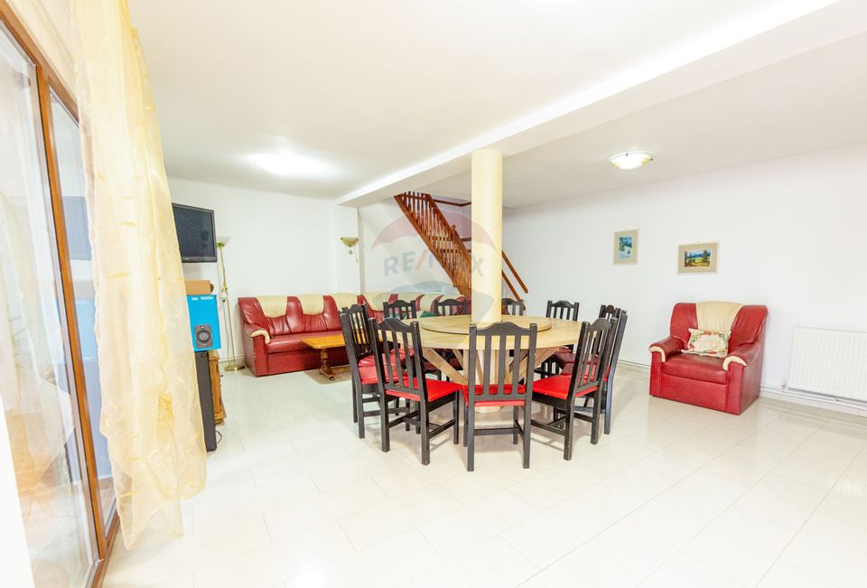 Casă spațioasă cu garaj dublu, foișor și curte amenajată