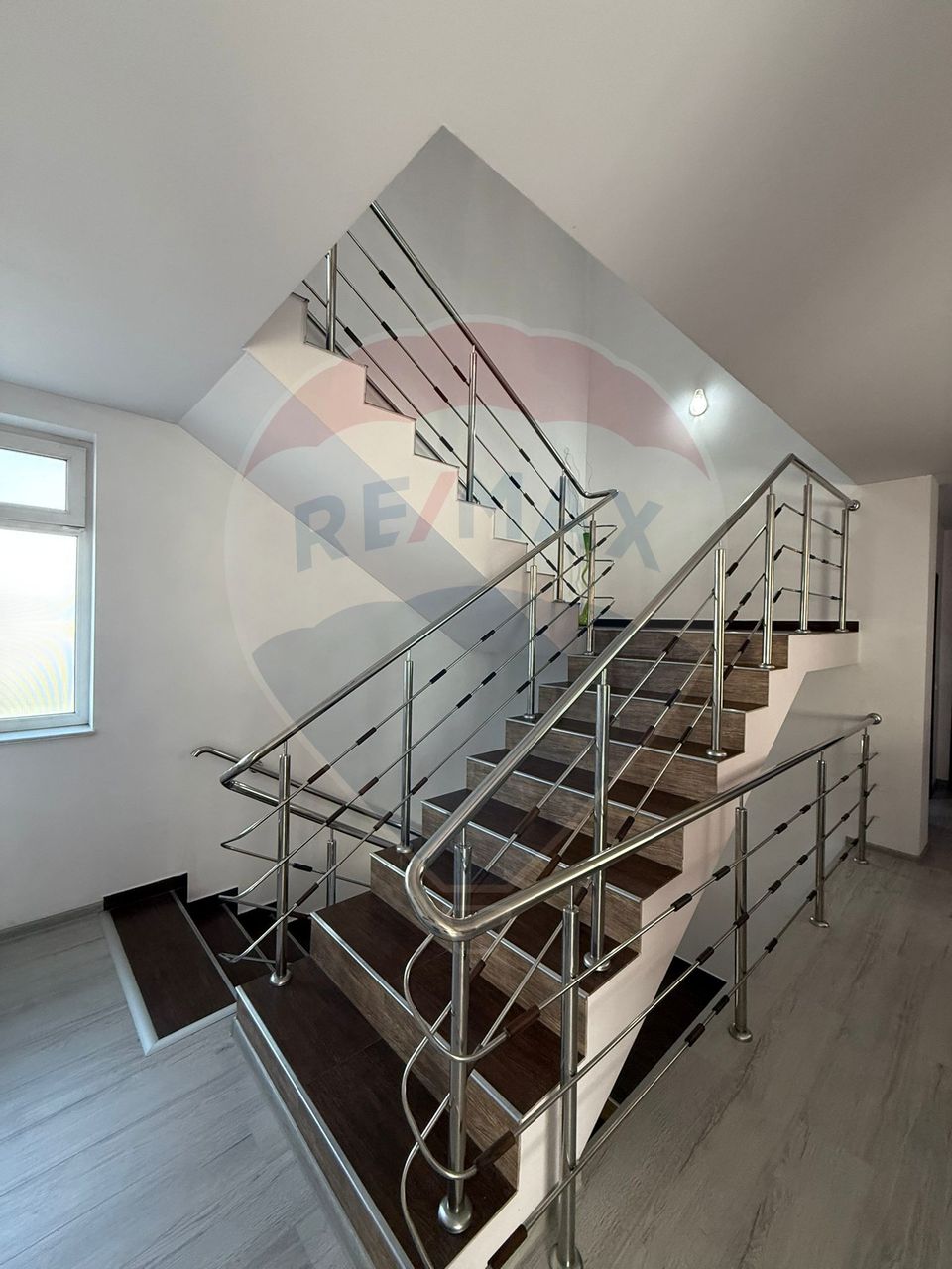 Casă / Vilă cu 9 camere de vânzare în zona 1 Mai