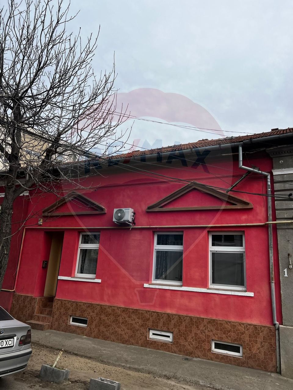 Casă pe doua nivele 3 camere zona Intim