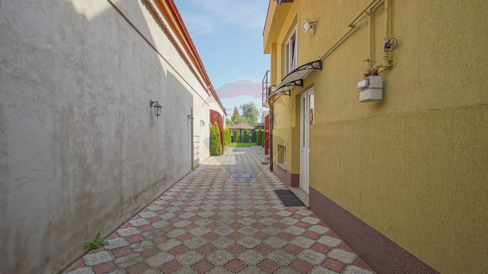 8 room House / Villa for sale, Aurel Vlaicu area