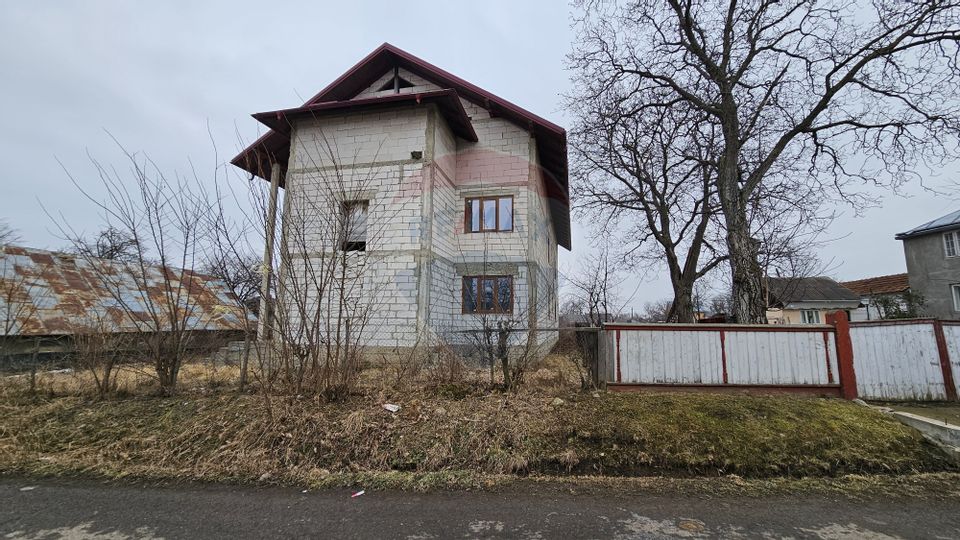 Casă / Vilă cu 12 camere, teren intravilan de 2869mp în Siminicea, SV