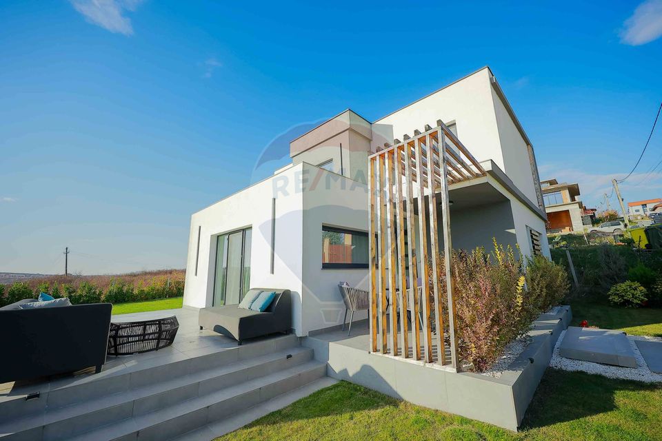 Casă modernă în stil mediteranean, cu terase și vedere la lac – Paleu