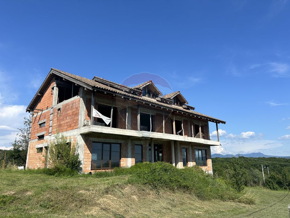 Vilă cu 9 camere de vânzare