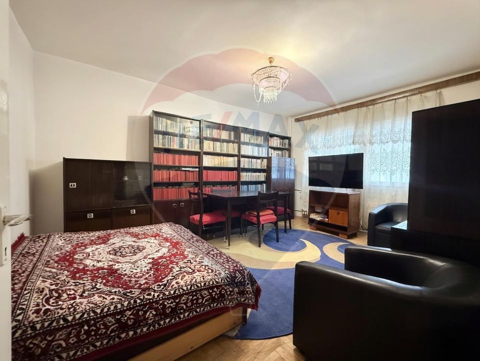 Apartament 4 camere, etaj 1, decomandat, zona centrală