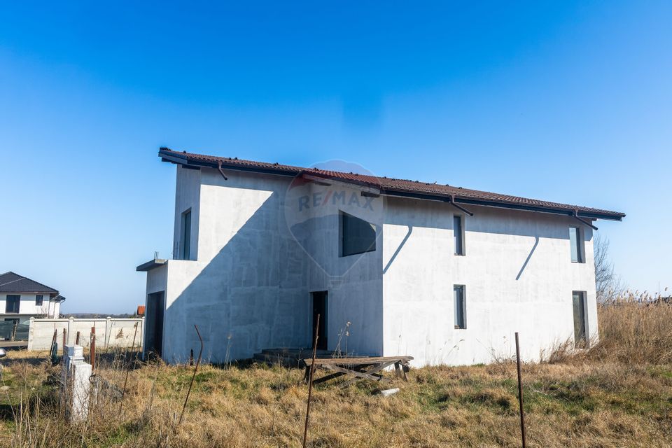 Casă / Vilă cu 4 camere de vânzare /zona Baltag