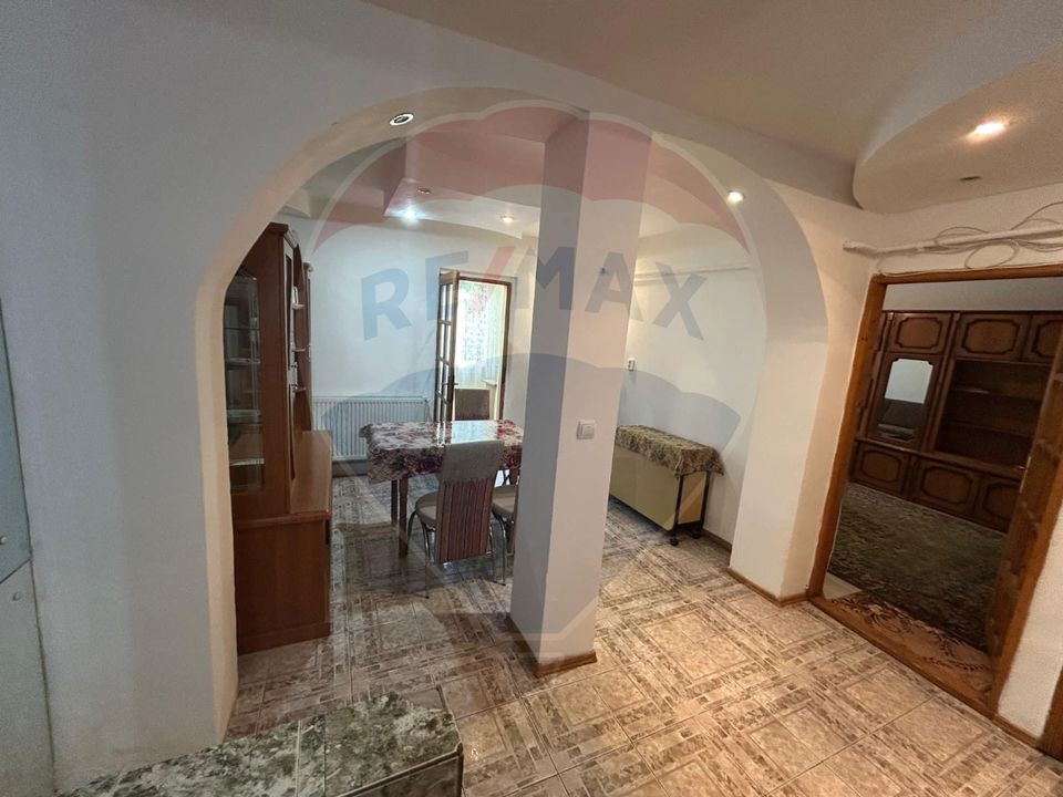 Apartament 3 camere  -1 Mai (in spate la Pelendava)