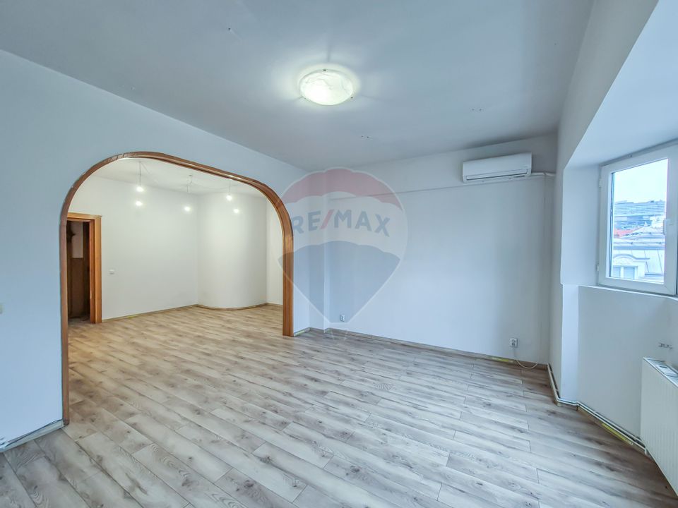 Apartament cu 4 camere de inchiriat, situat in zona Armenesca
