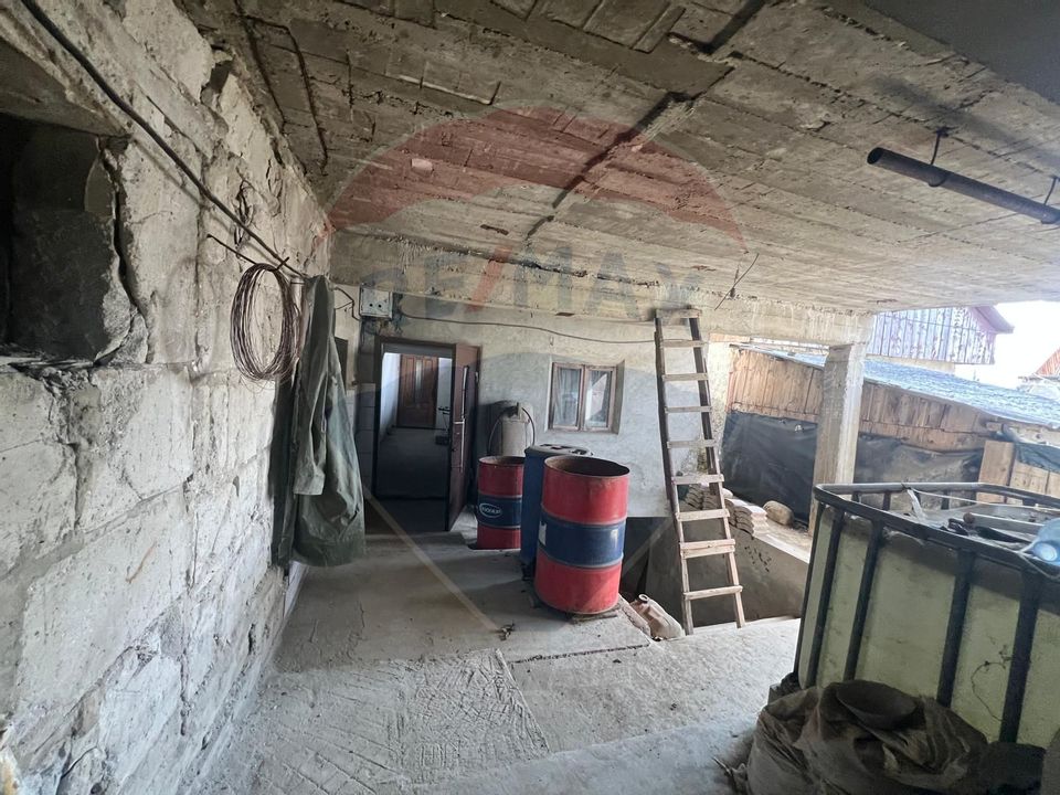 Casă cu 6 camere de vânzare