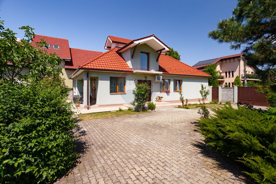 Casă cochetă de vânzare, teren 954 mp, posibil parcelare, în Subcetate
