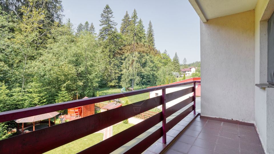 Casă / Vilă cu 8 camere de vânzare în zona Valea Rasnoavei
