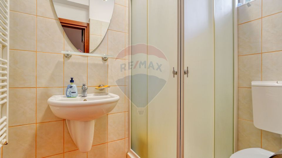 Casă / Vilă cu 8 camere de vânzare în zona Valea Rasnoavei