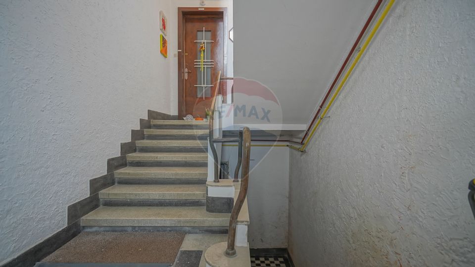 Investiție: apartament renovat în două studiouri separate, Schei