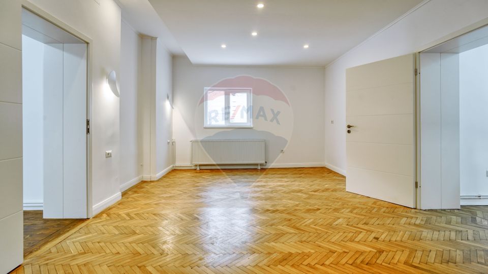 REZERVAT! Apartament generos, 6 camere, 3 băi, str Castelului