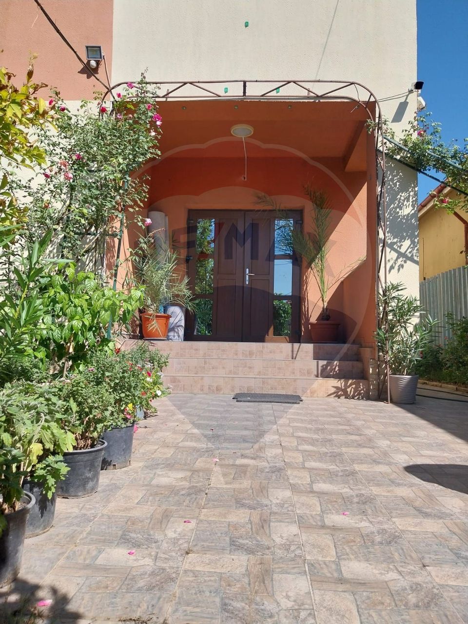 Casă / Vilă cu 9 camere de vânzare în zona 1 Mai