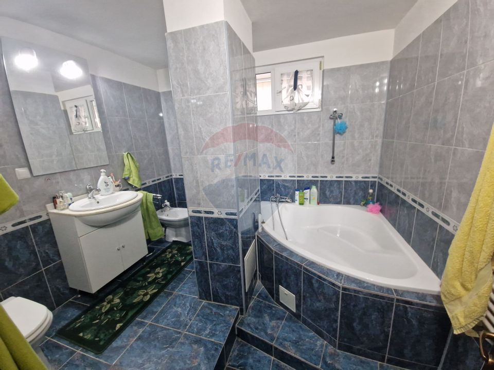 Apartament cu 3 camere de vânzare în zona Darmanesti