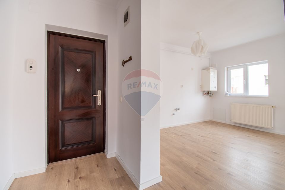 Apartament renovat cu 2 camere + loc de parcare de vanzare Floresti