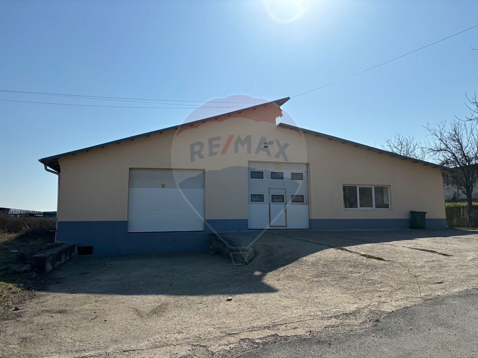 Spațiu industrial 1400 mp, trei usi de acces, platforma exterioara