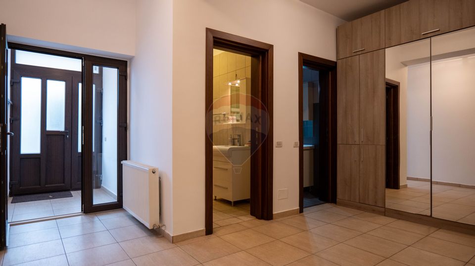 Vanzare apartament 3 camere, in vila cu curte si terasa, Fundeni