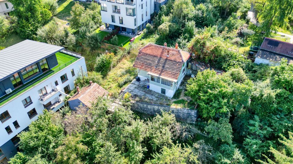 Property with impressive land of 1700sqm in Scheii Brașovului