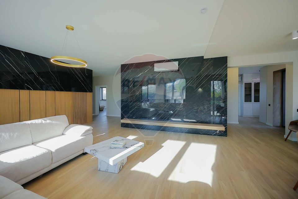 De vânzare Vilă cu 8 camere în Sânmartin, 290 mp util, teren 1100 mp