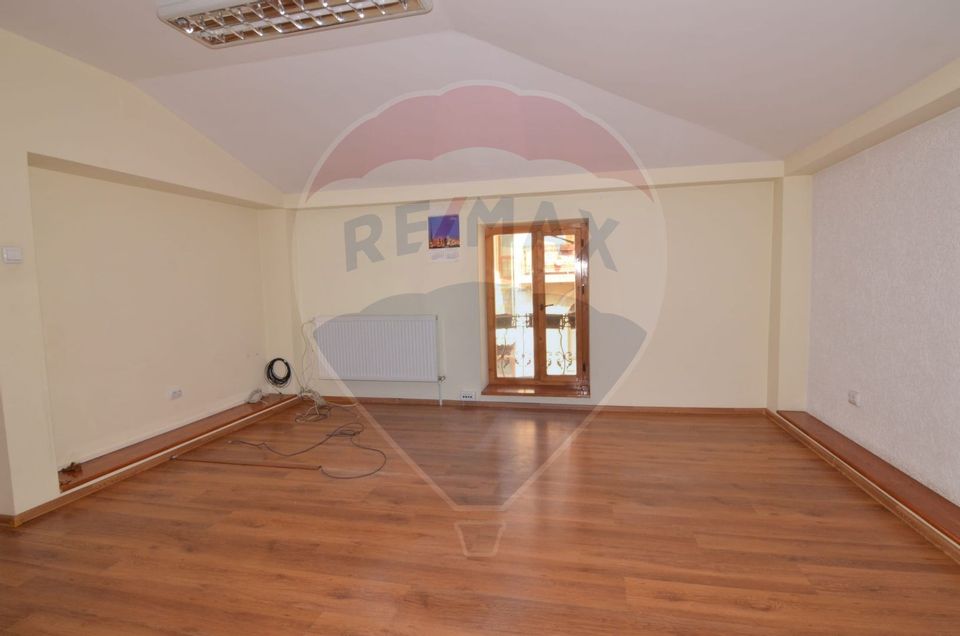 Casă / Vilă cu 14 camere de vânzare în zona Centrală
