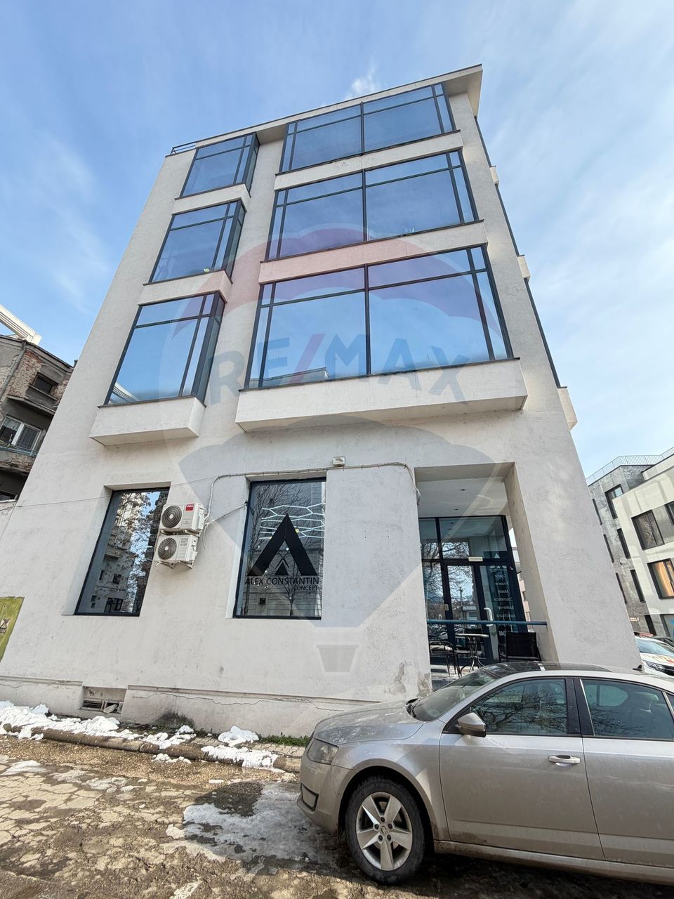 For sale in Unirii area - 1,650sqm office space