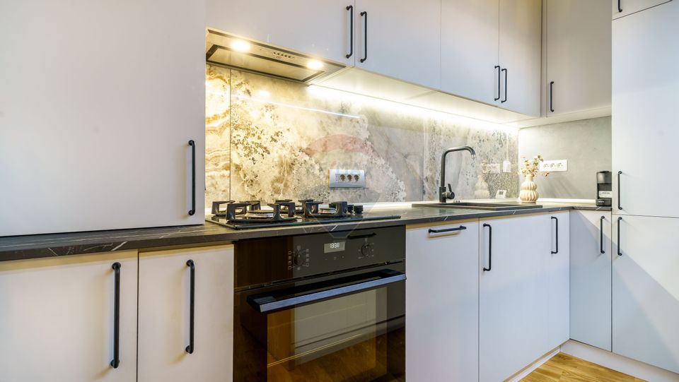 Apartament cu 3 camere de vânzare în zona Semicentral