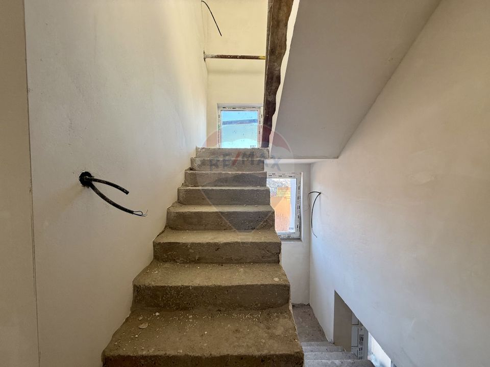 COMISION 0%-  Casă / Vilă cu 5 camere de vânzare semifinisata