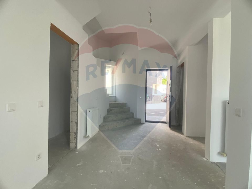 DE VANZARE Casă / Vilă cu 5 camere Popesti - Leordeni