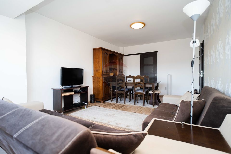 Apartament cu 3 camere de vânzare în zona Nicolina