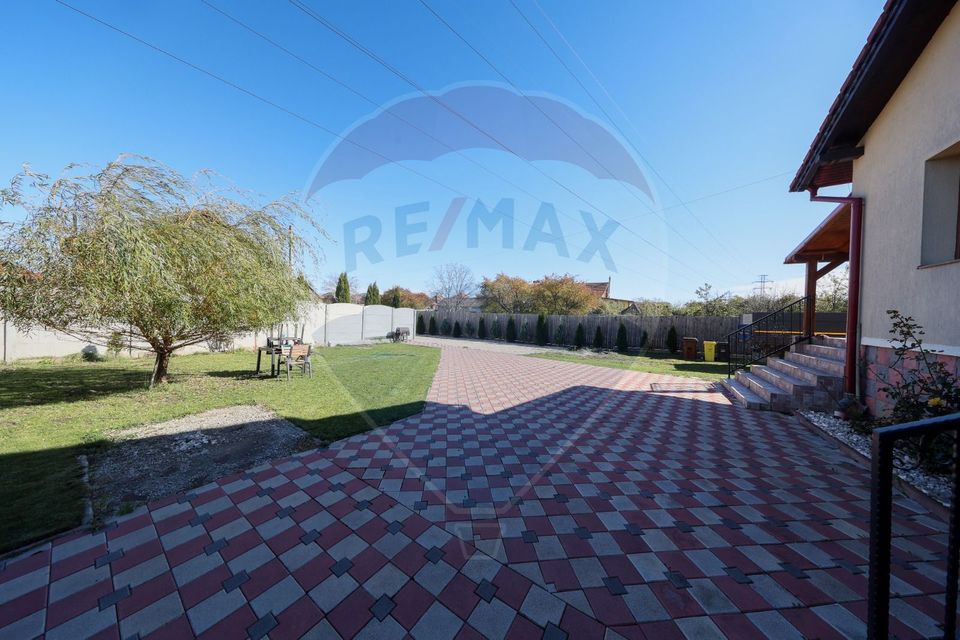 Casă mobiliata si utilata, 2389 mp teren, Sanpetru