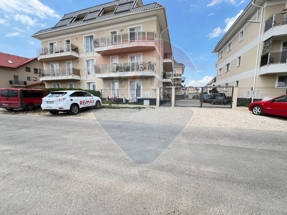 Apartament cu 3 camere cu CURTE PROPRIE  de vânzare în zona Tractorul