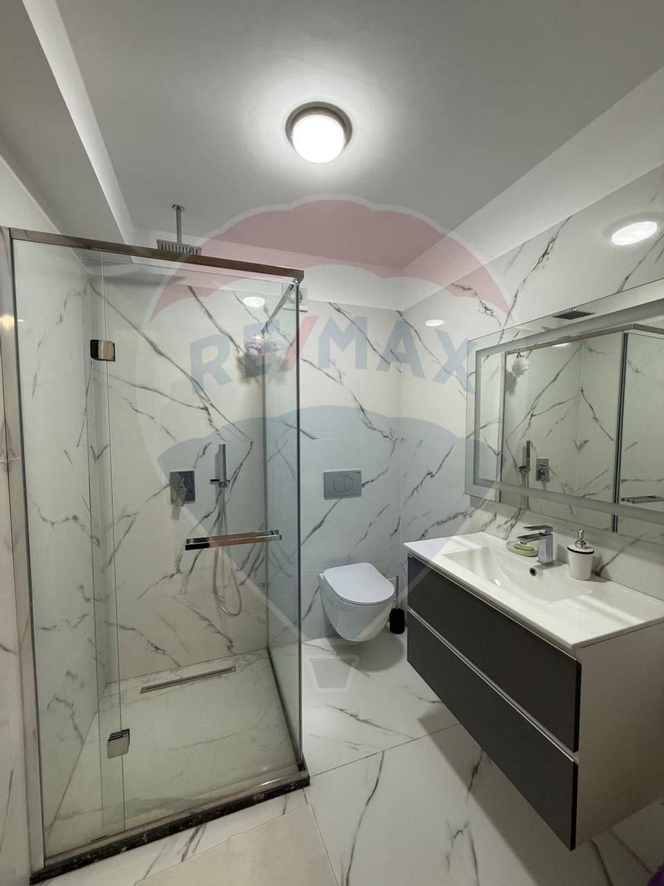 Apartament+loc de parcare in prima linie la mare White Titanic